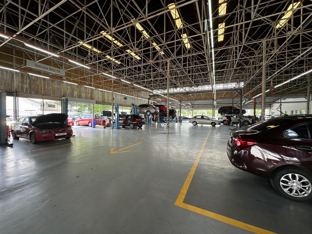 Skilled technicians working at ZG Autotrade professional workshop